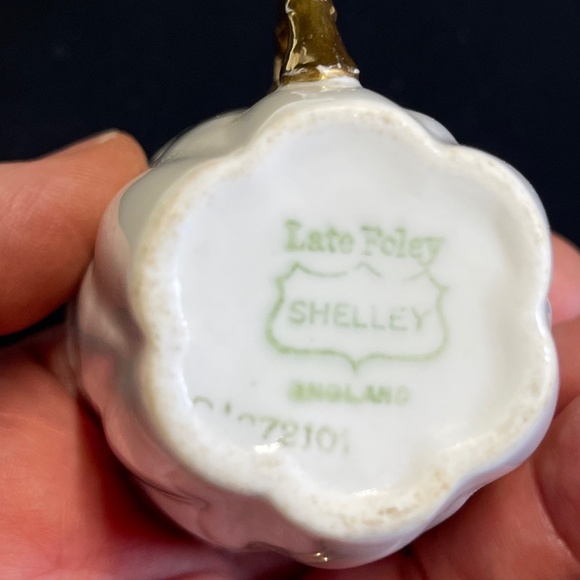 Classic White Shelley Dainty Tea Cups & Saucers - Picture 6 of 10